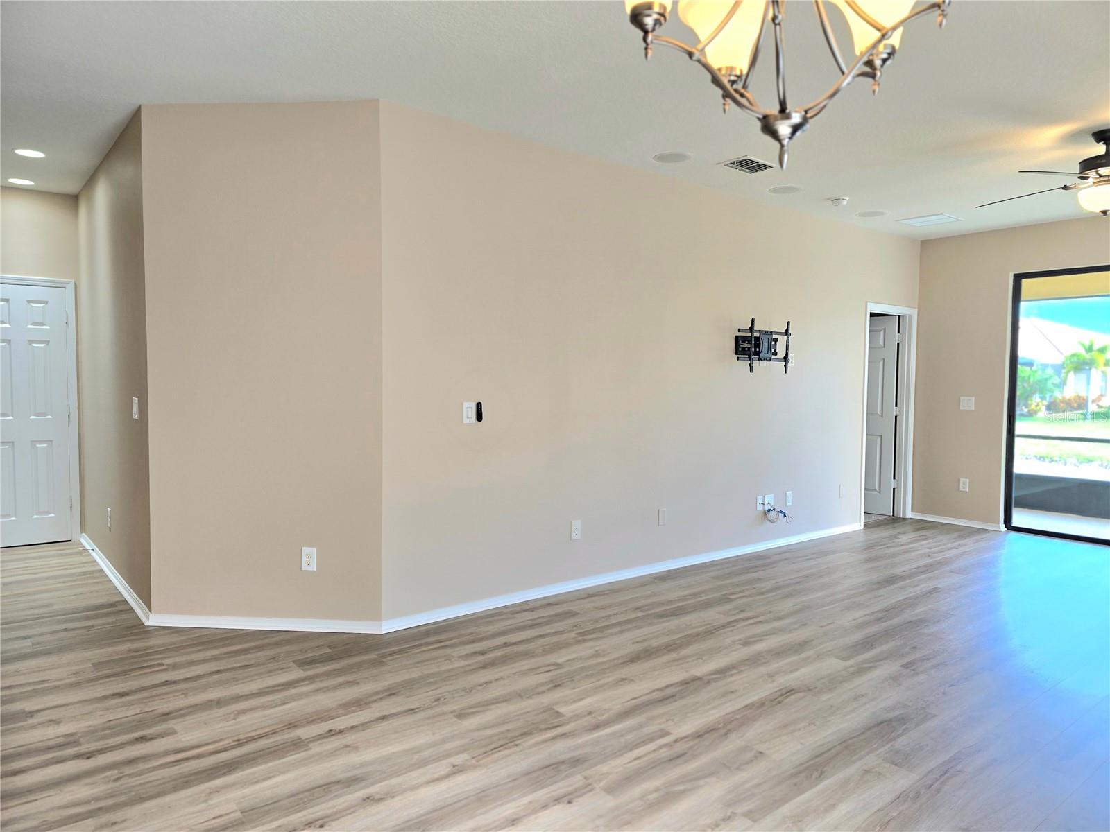 5646 Sunset Falls Dr Property Photo 8