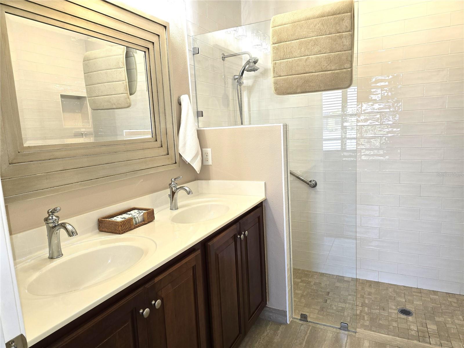 5646 Sunset Falls Dr Property Photo 13