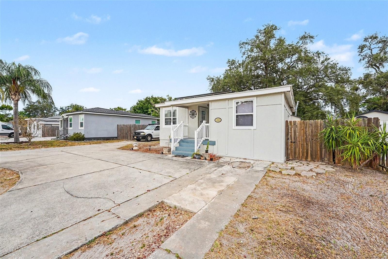 1464 Druid Rd E Property Photo 2