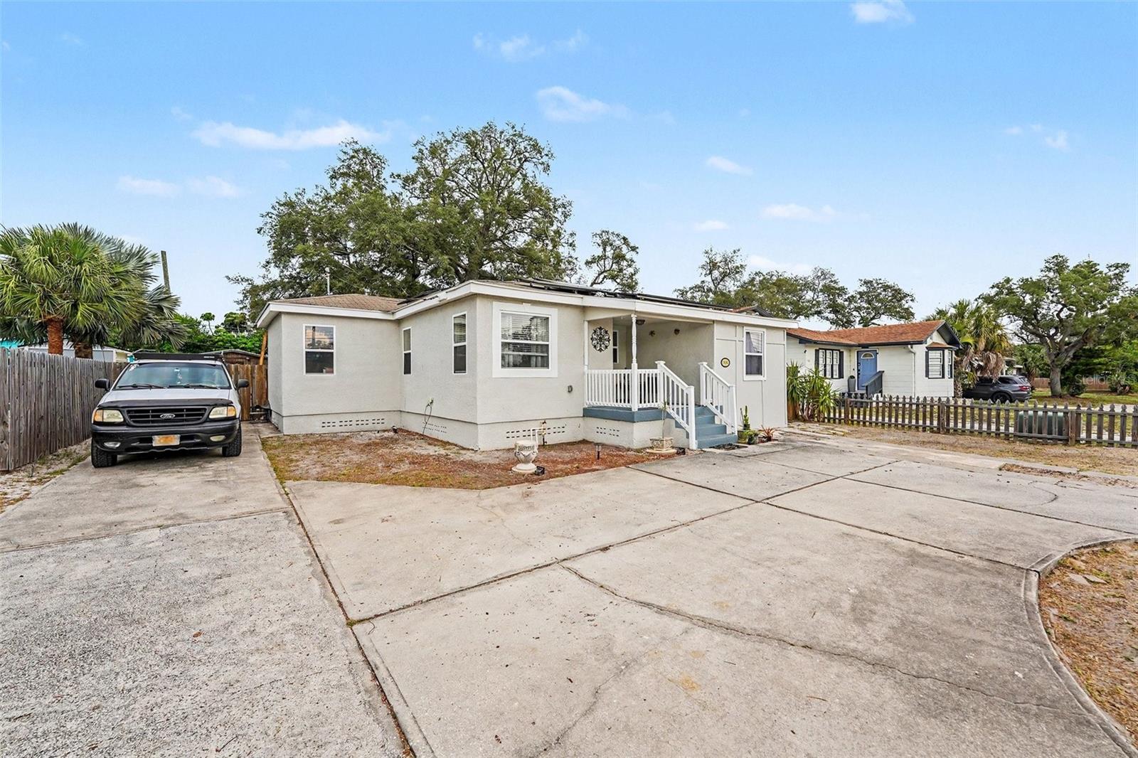 1464 Druid Rd E Property Photo 3