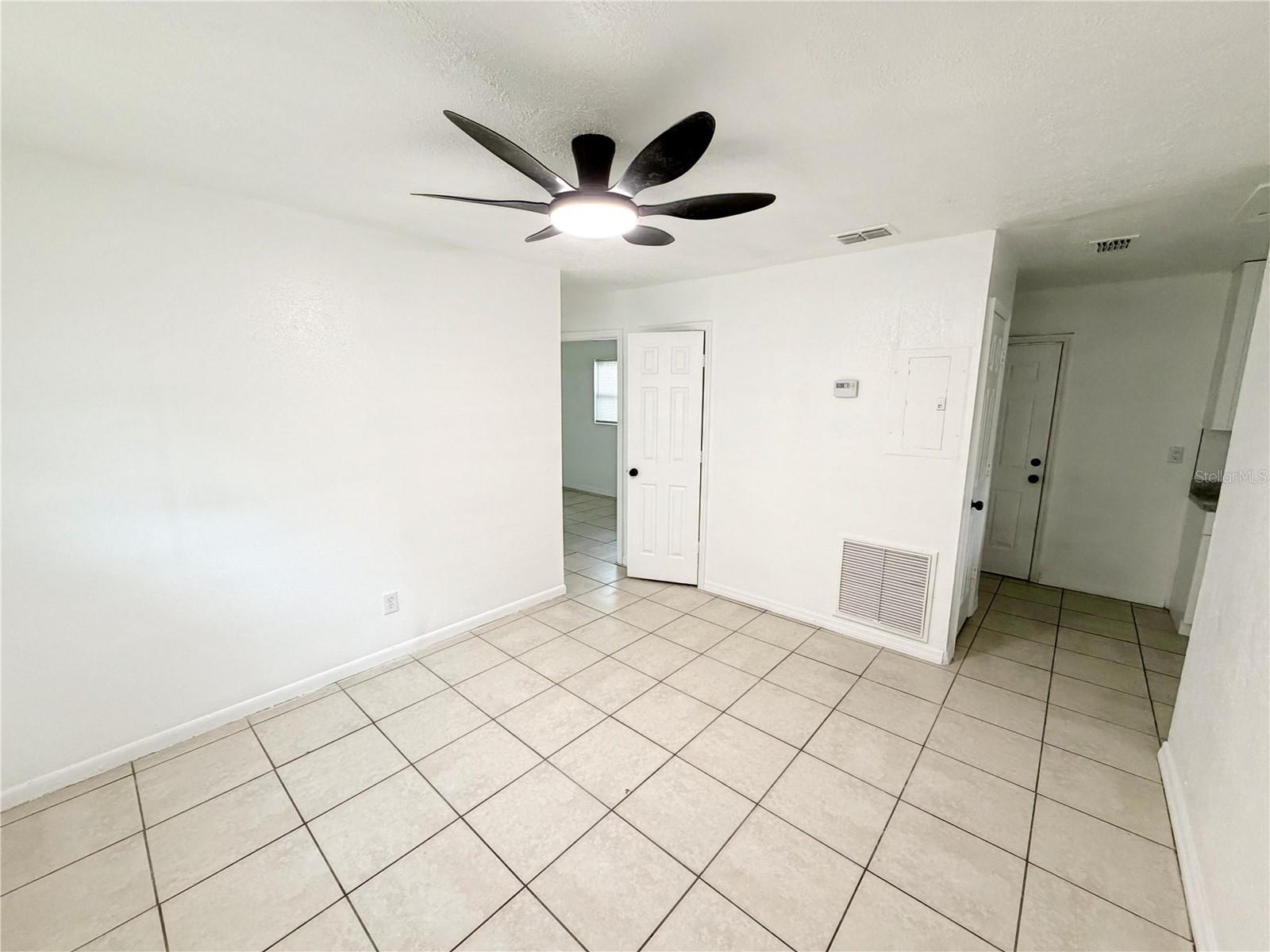 3916 E Genesee St Property Photo 2