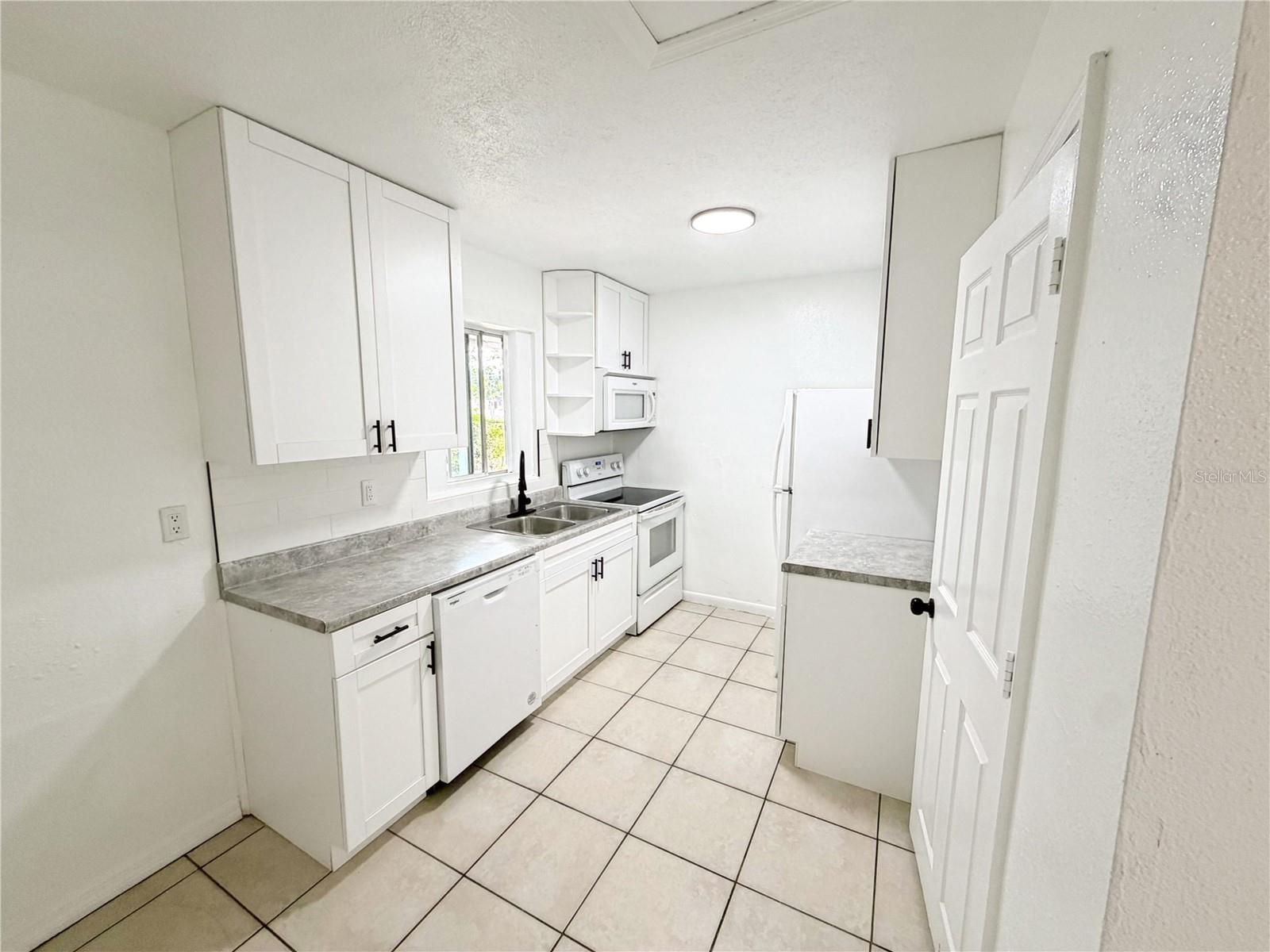 3916 E Genesee St Property Photo 4