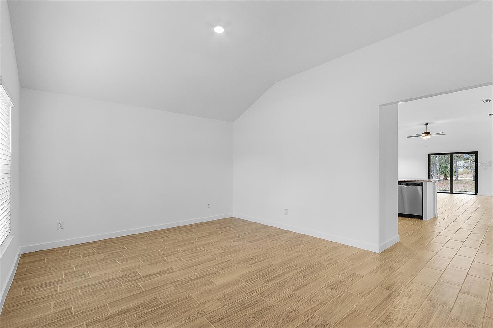 TB8505835 Property Photo 5