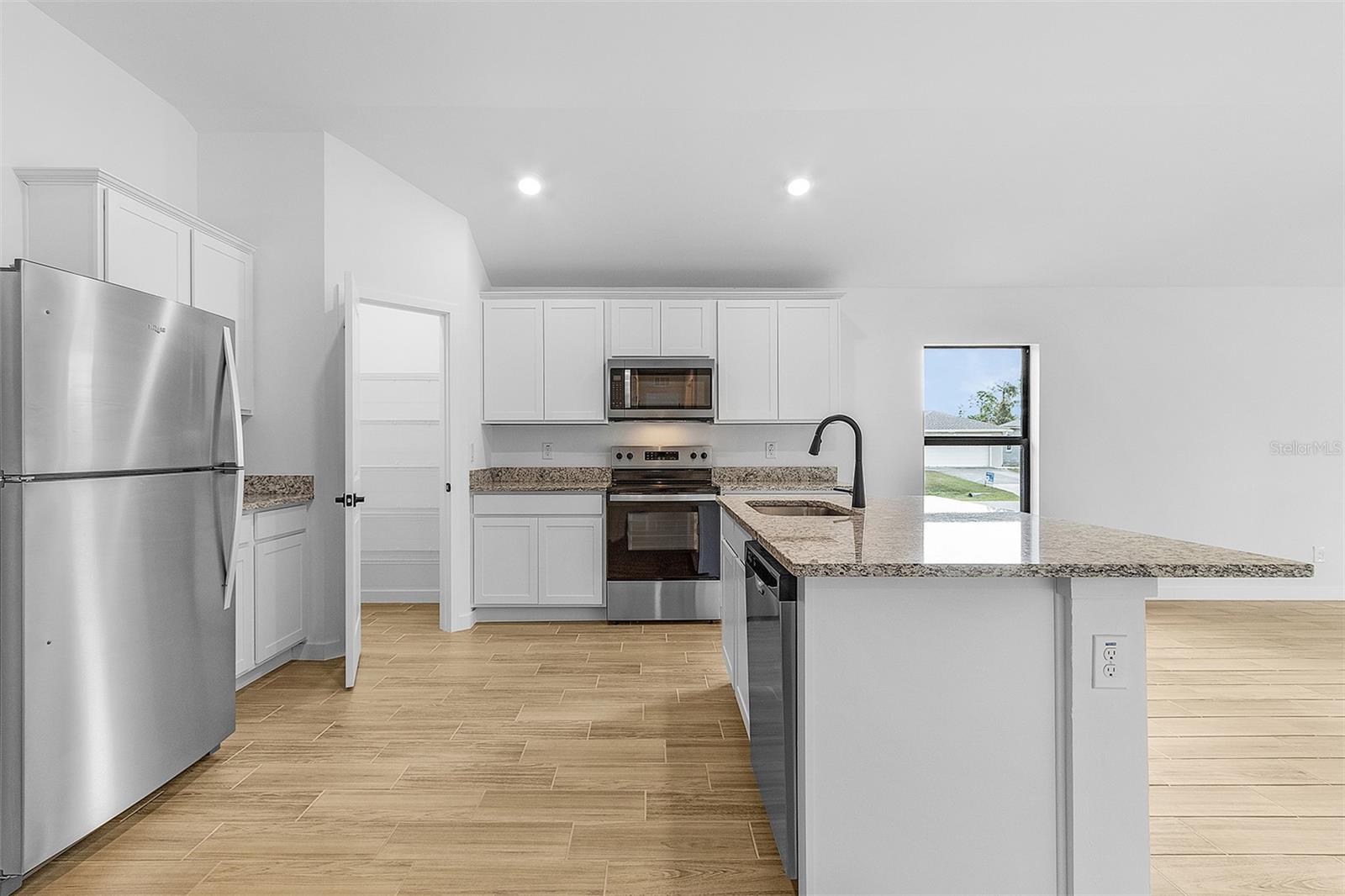 TB8505835 Property Photo 6