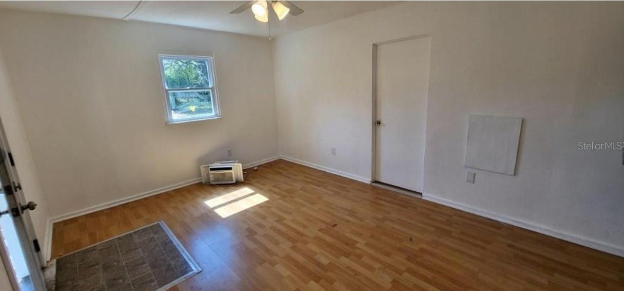 912 Engman St Property Photo 2