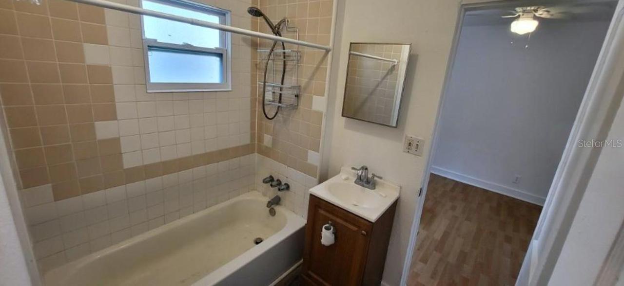 912 Engman St Property Photo 3