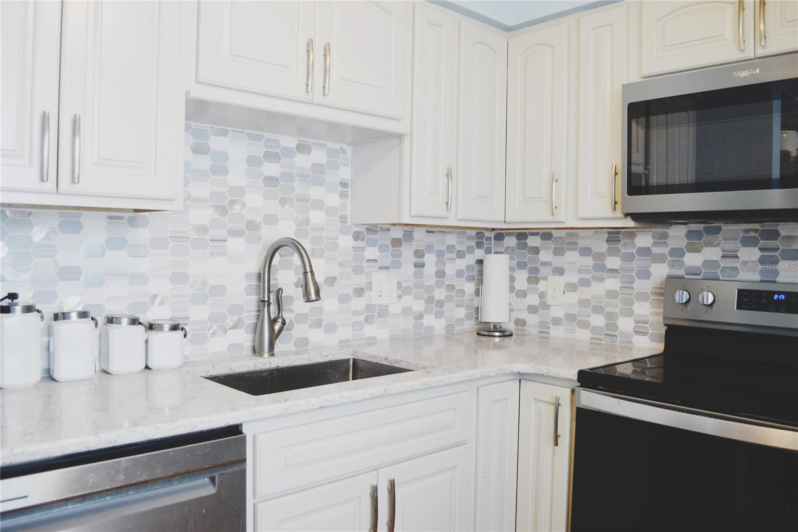 331 Sky Loch Dr W Property Photo 6