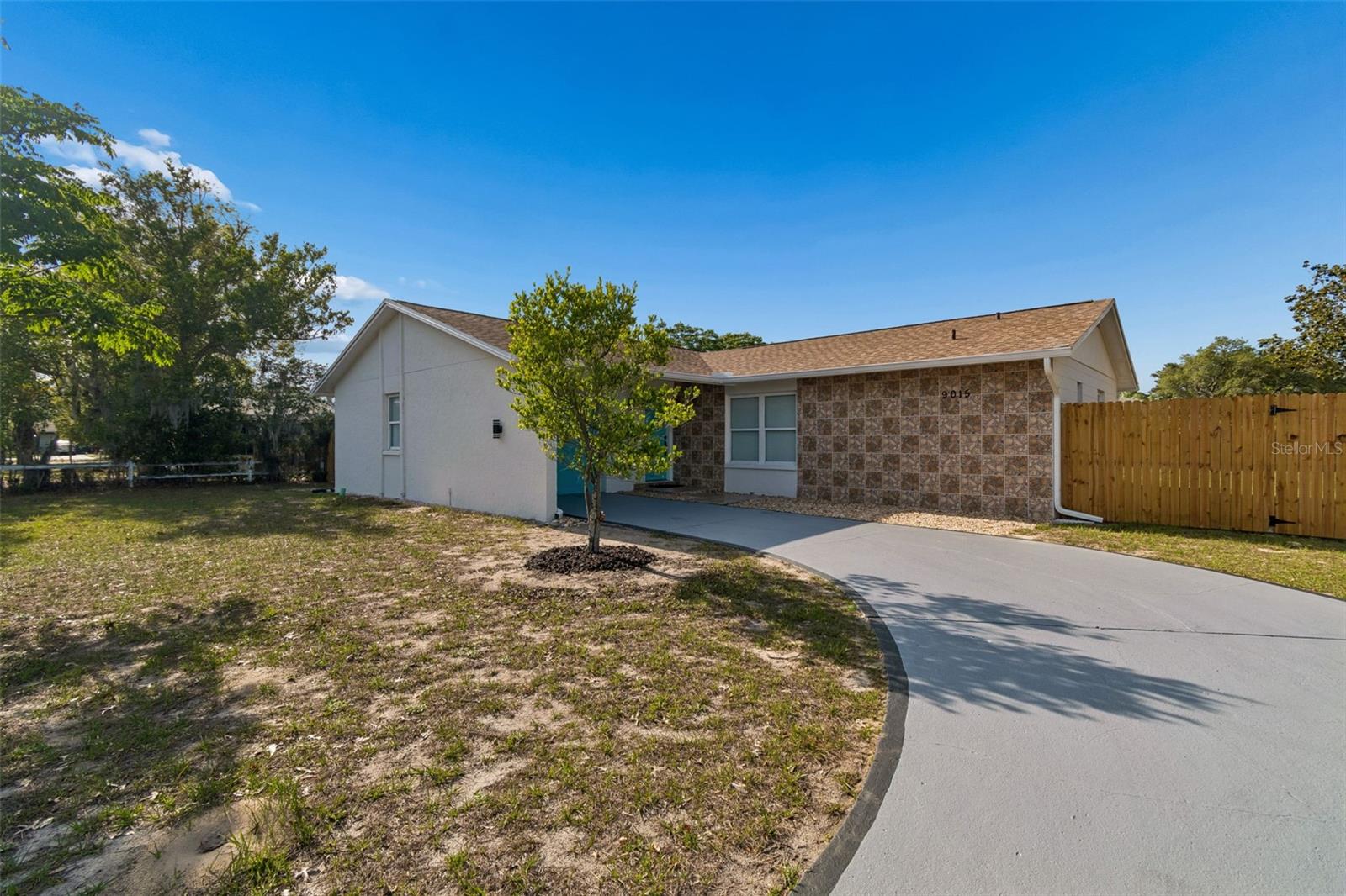 9015 Forest Oaks Blvd Property Photo 2