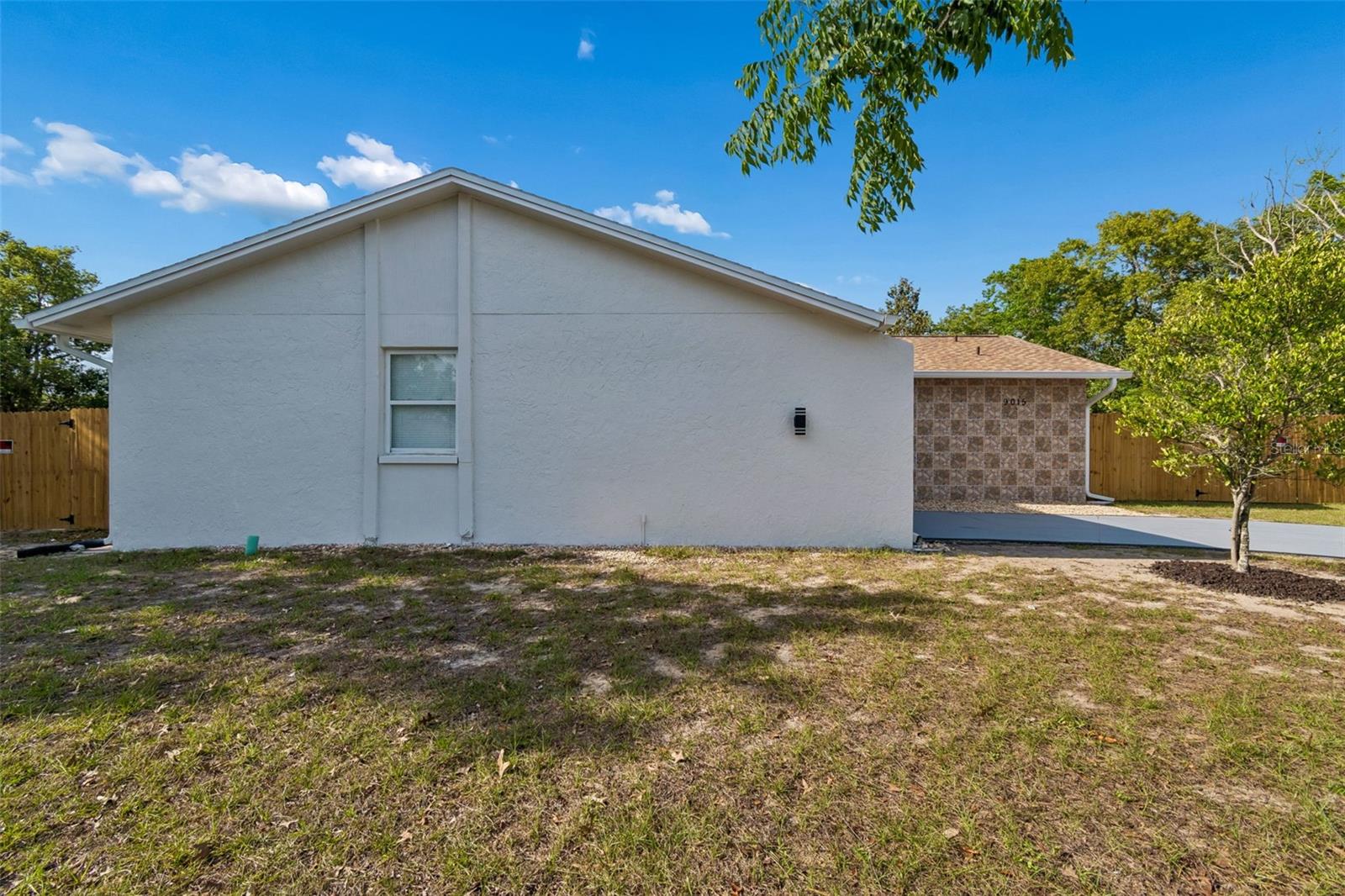 9015 Forest Oaks Blvd Property Photo 4