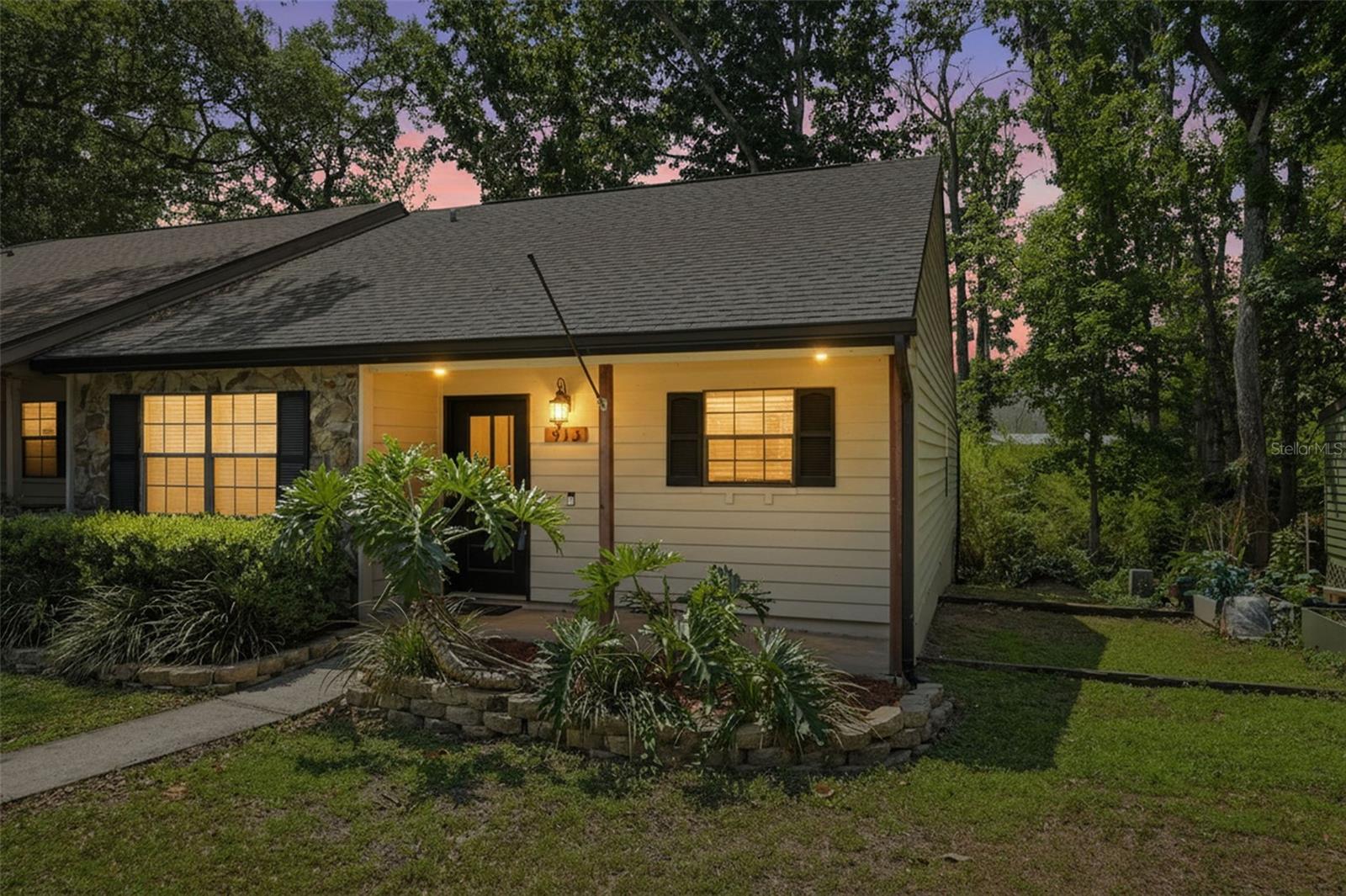 913 Candlebrook Ln Property Photo 1