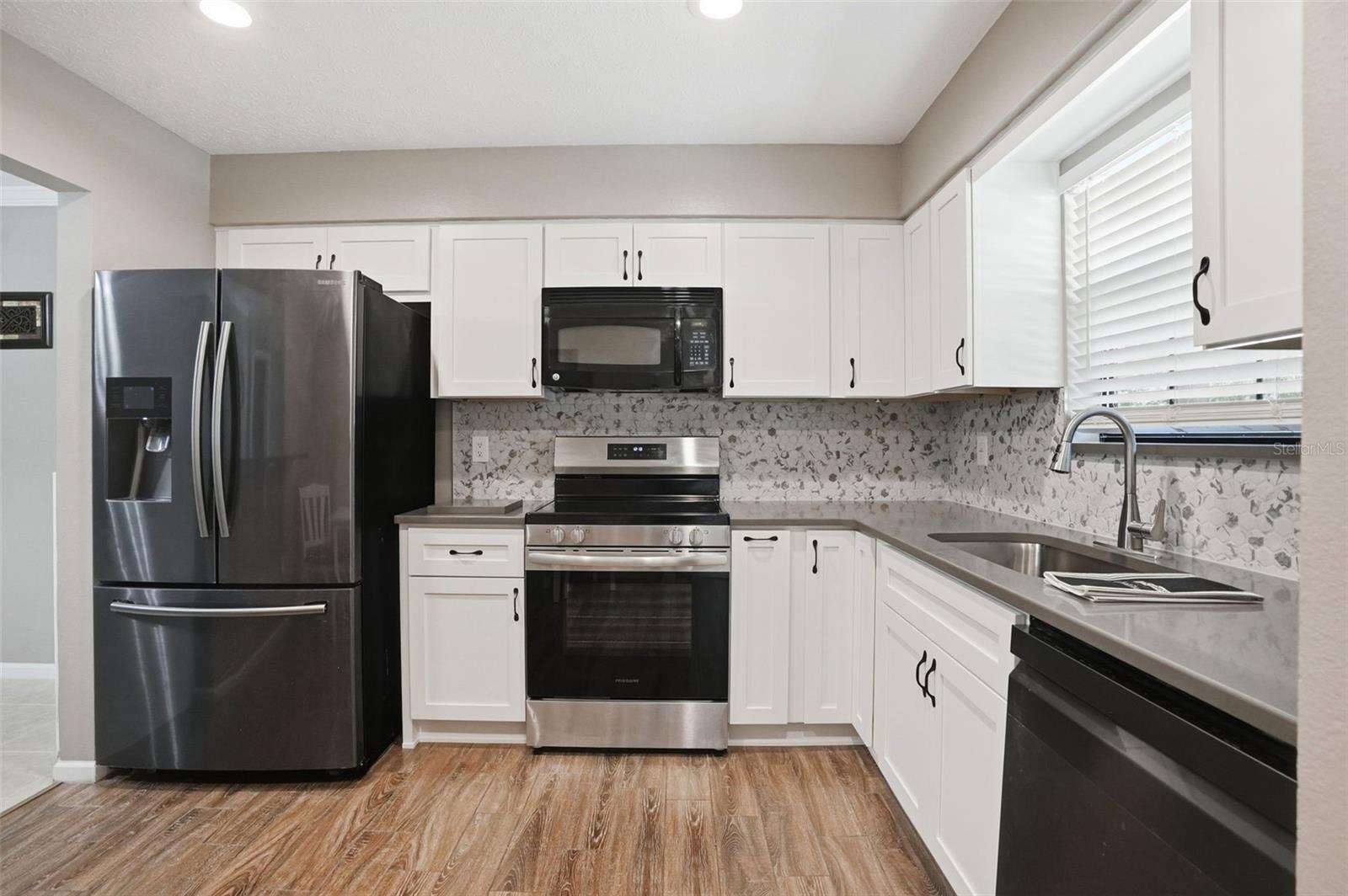 913 Candlebrook Ln Property Photo 3