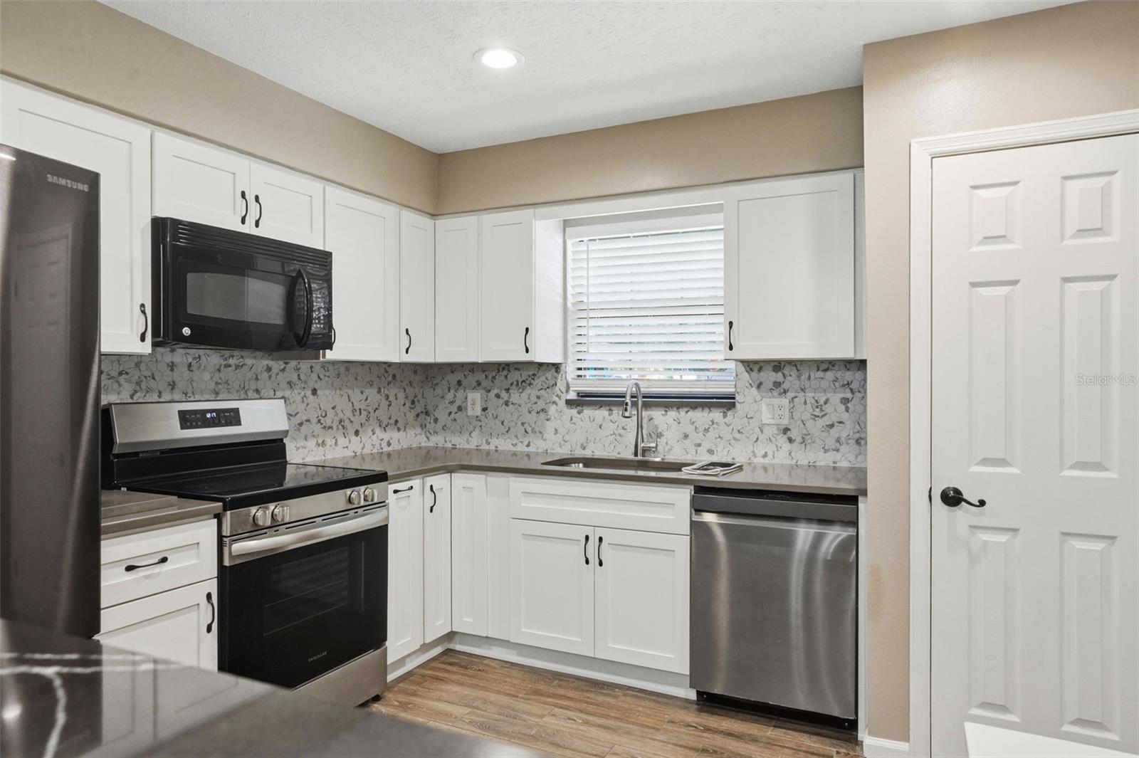 913 Candlebrook Ln Property Photo 11