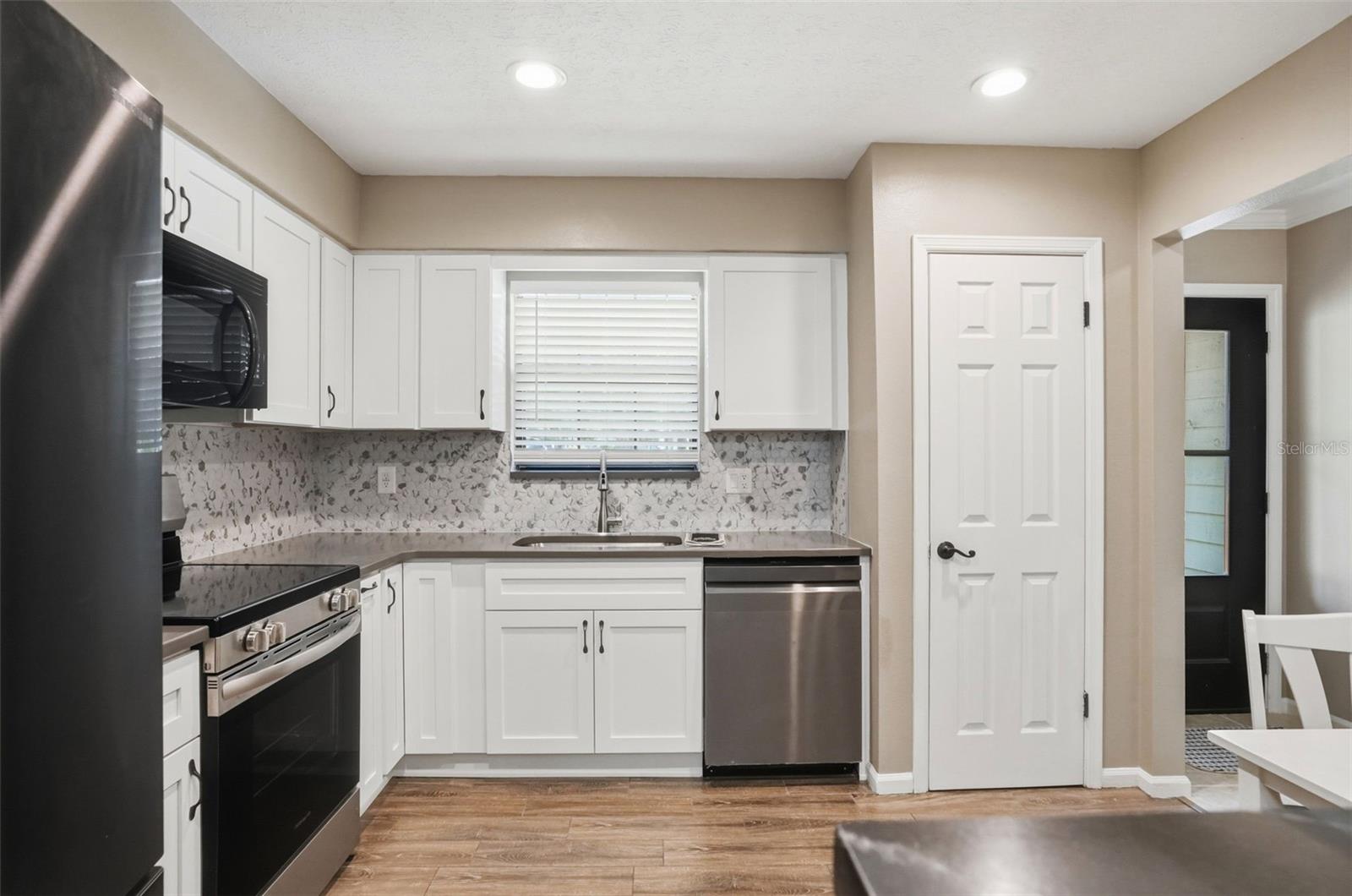 913 Candlebrook Ln Property Photo 12