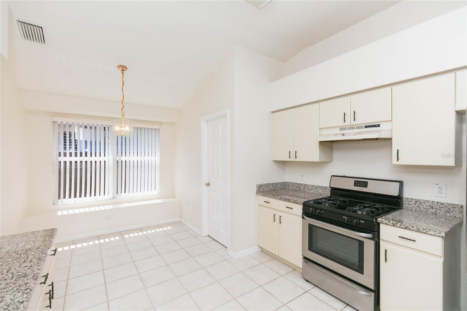 22704 Roderick Dr Property Photo 4