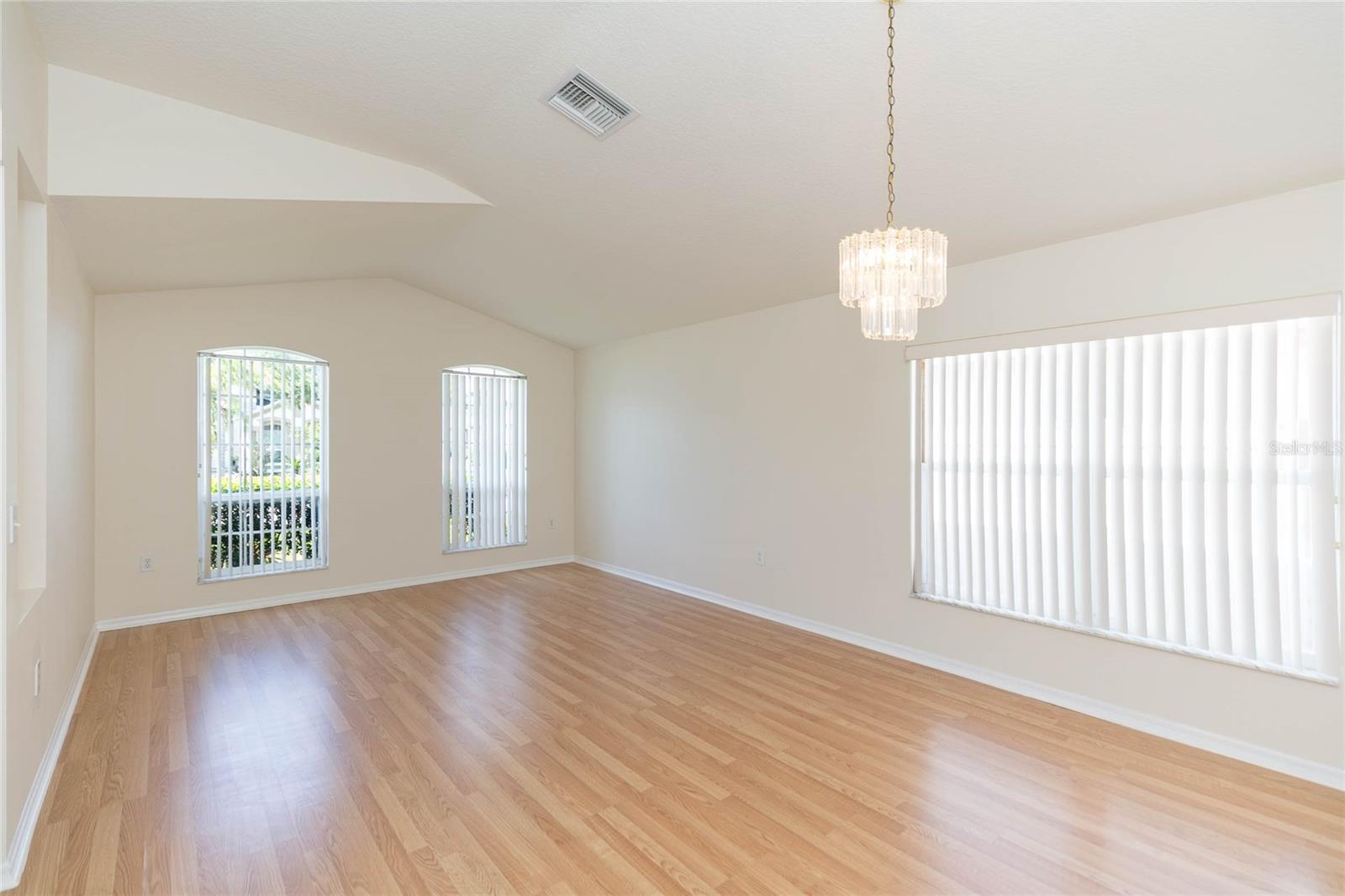 22704 Roderick Dr Property Photo 5