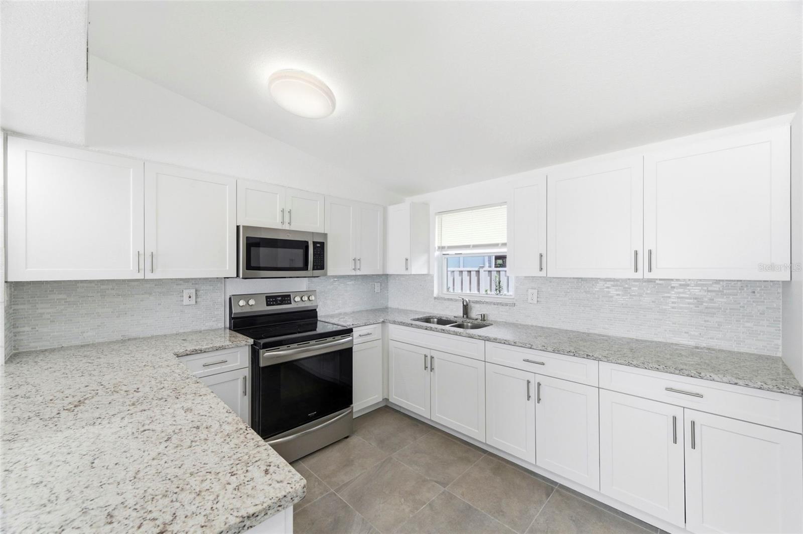 3325 W Shell Point Rd Property Photo 6