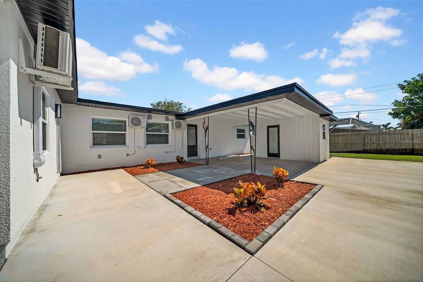 6855 Gulf Winds Dr Property Photo 1
