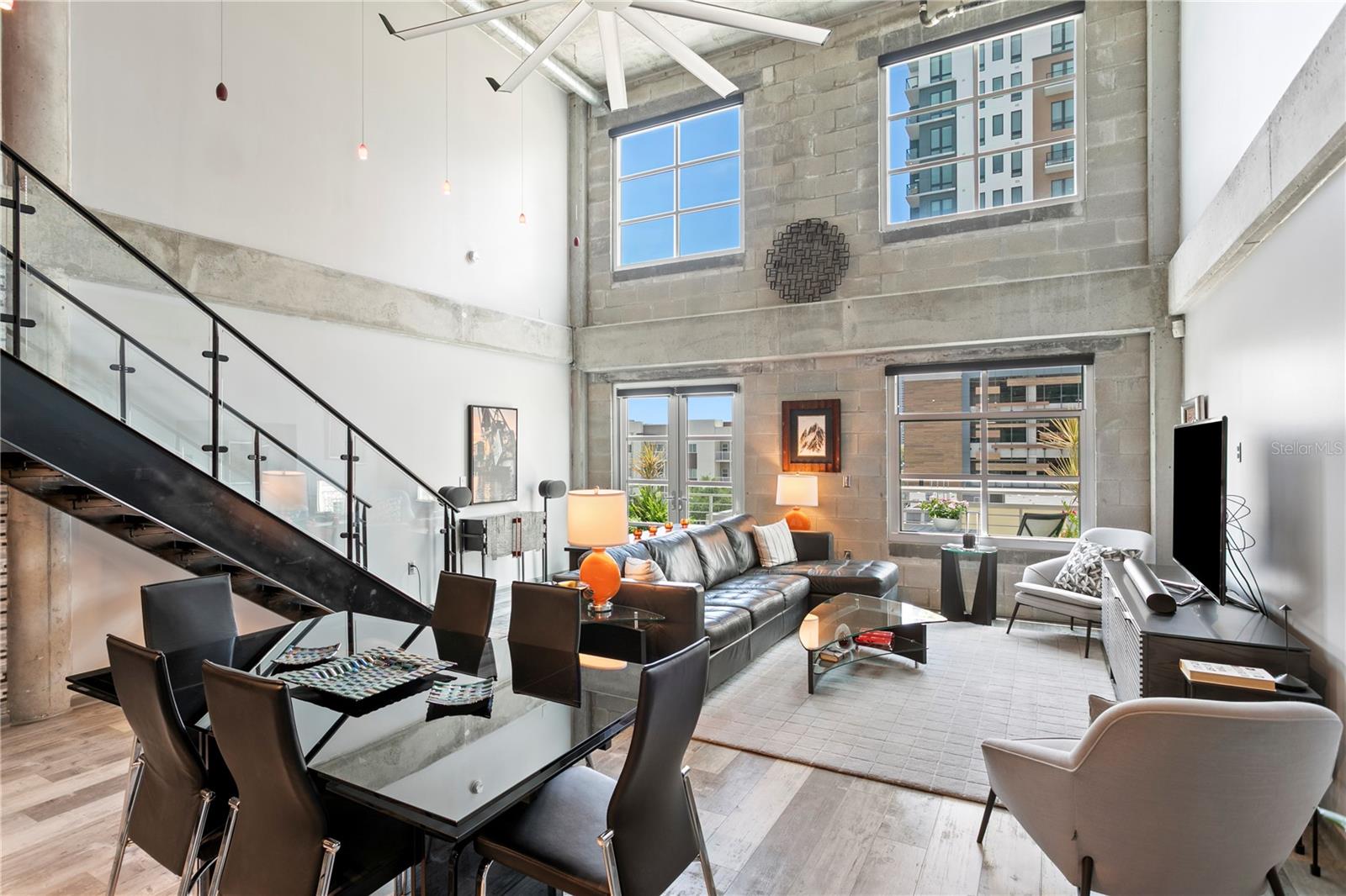 1212 E Whiting St #404 Property Photo 3