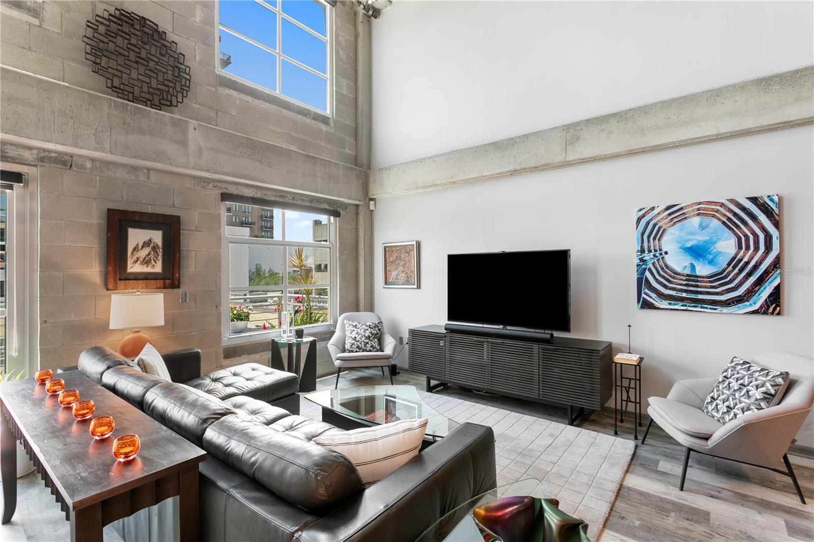 1212 E Whiting St #404 Property Photo 4