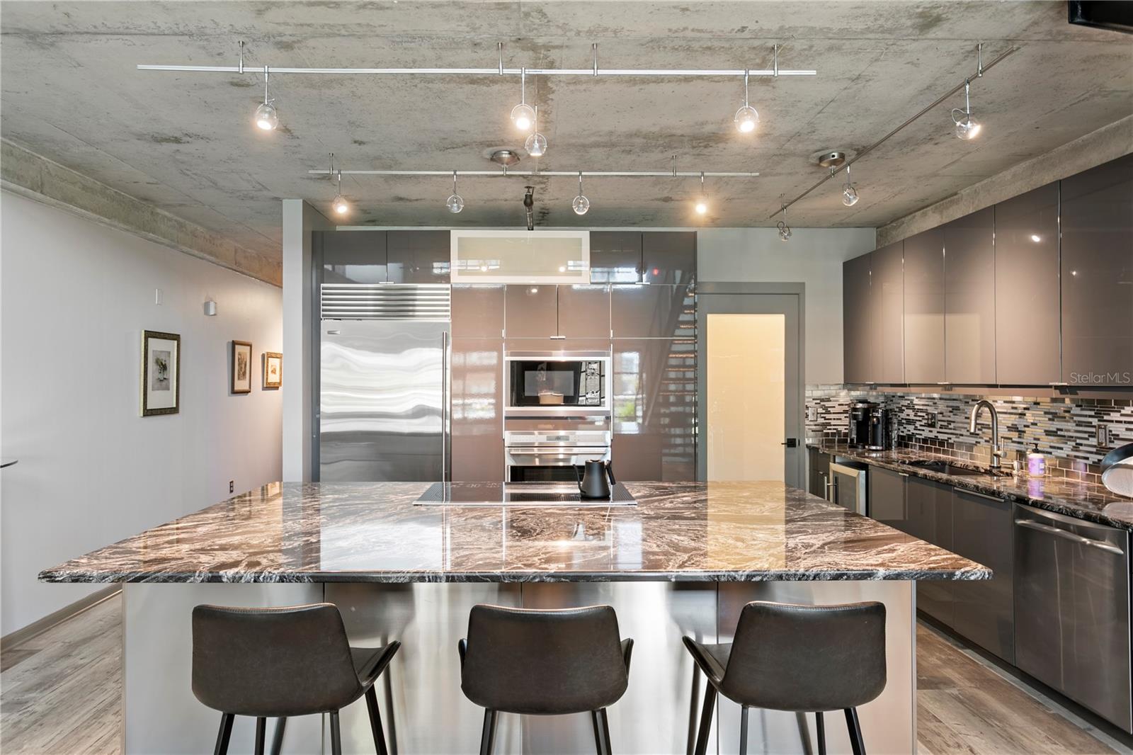 1212 E Whiting St #404 Property Photo 6
