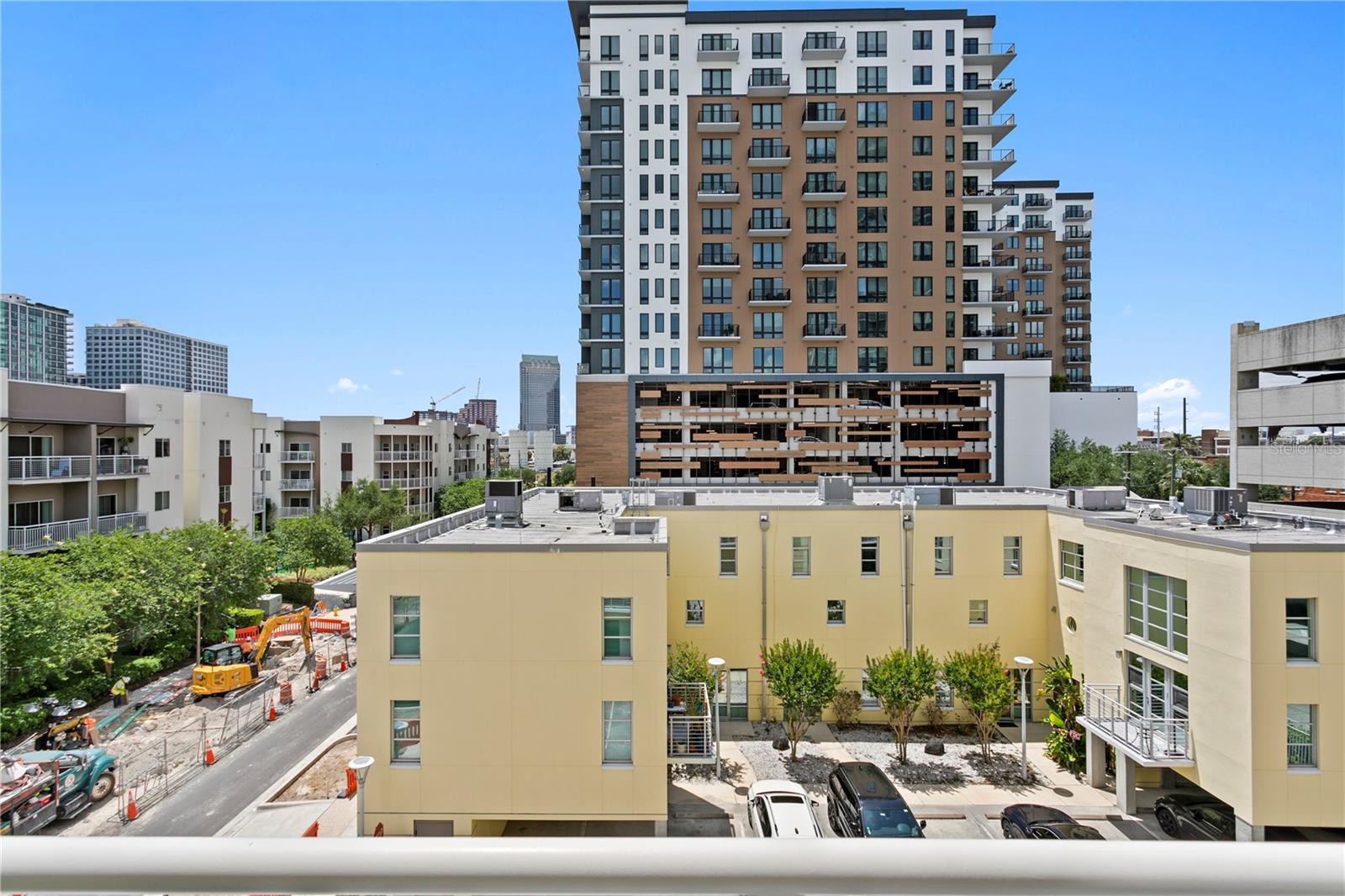 1212 E Whiting St #404 Property Photo 17