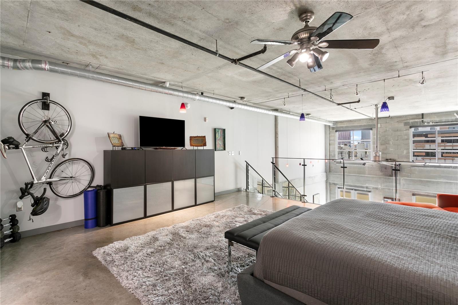 1212 E Whiting St #404 Property Photo 23
