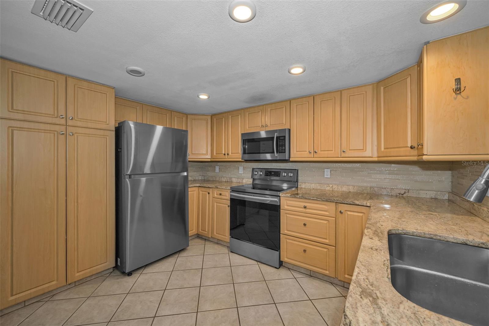 9150 Park Blvd #6 Property Photo 6