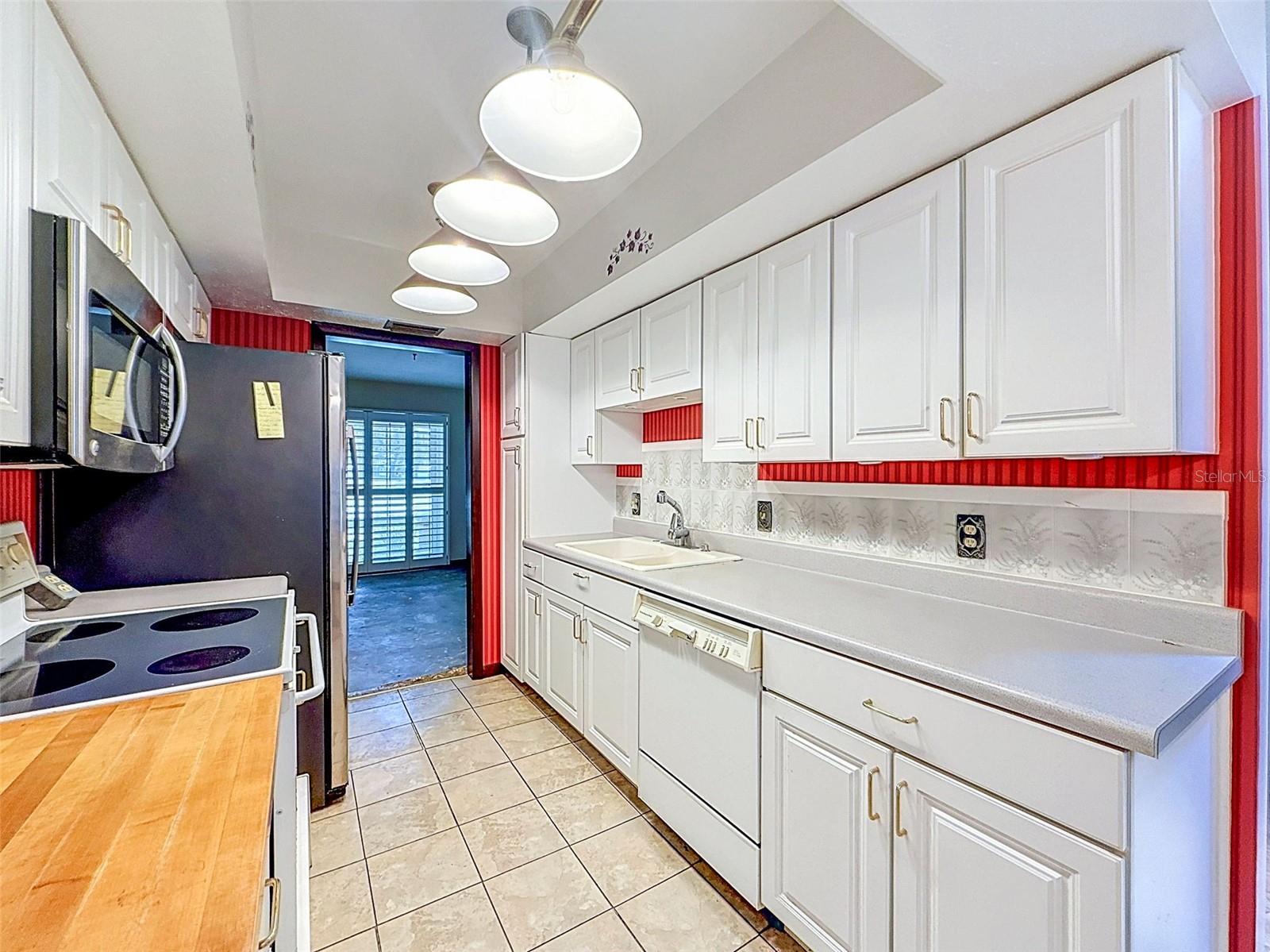 18202 Oakdale Rd Property Photo 3