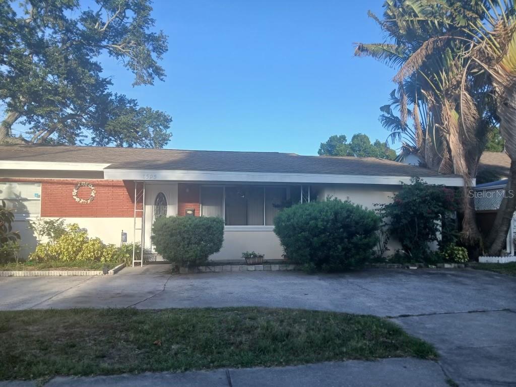 8595 52nd St N Property Photo 1
