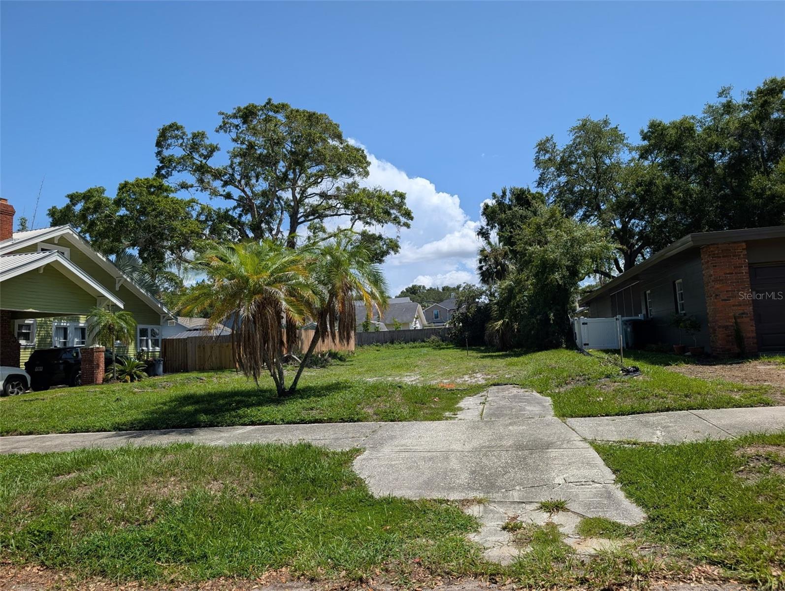 2725 N Ridgewood Ave Property Photo 1