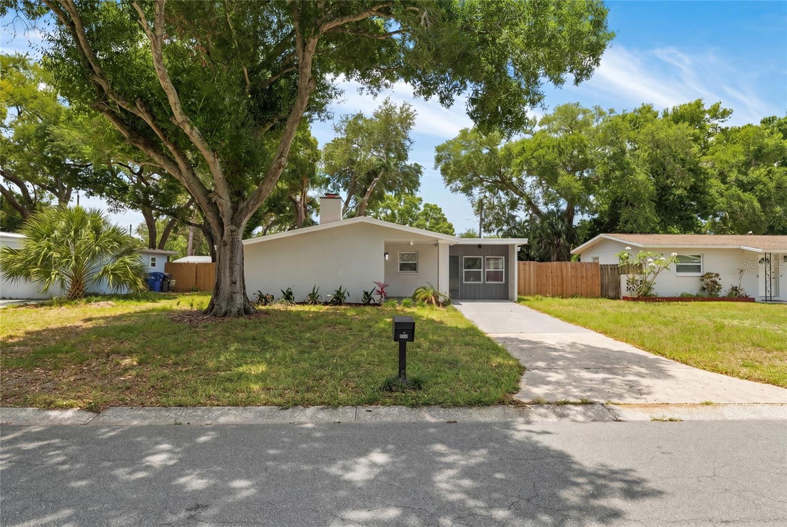 2952 Webley Dr Property Photo 4