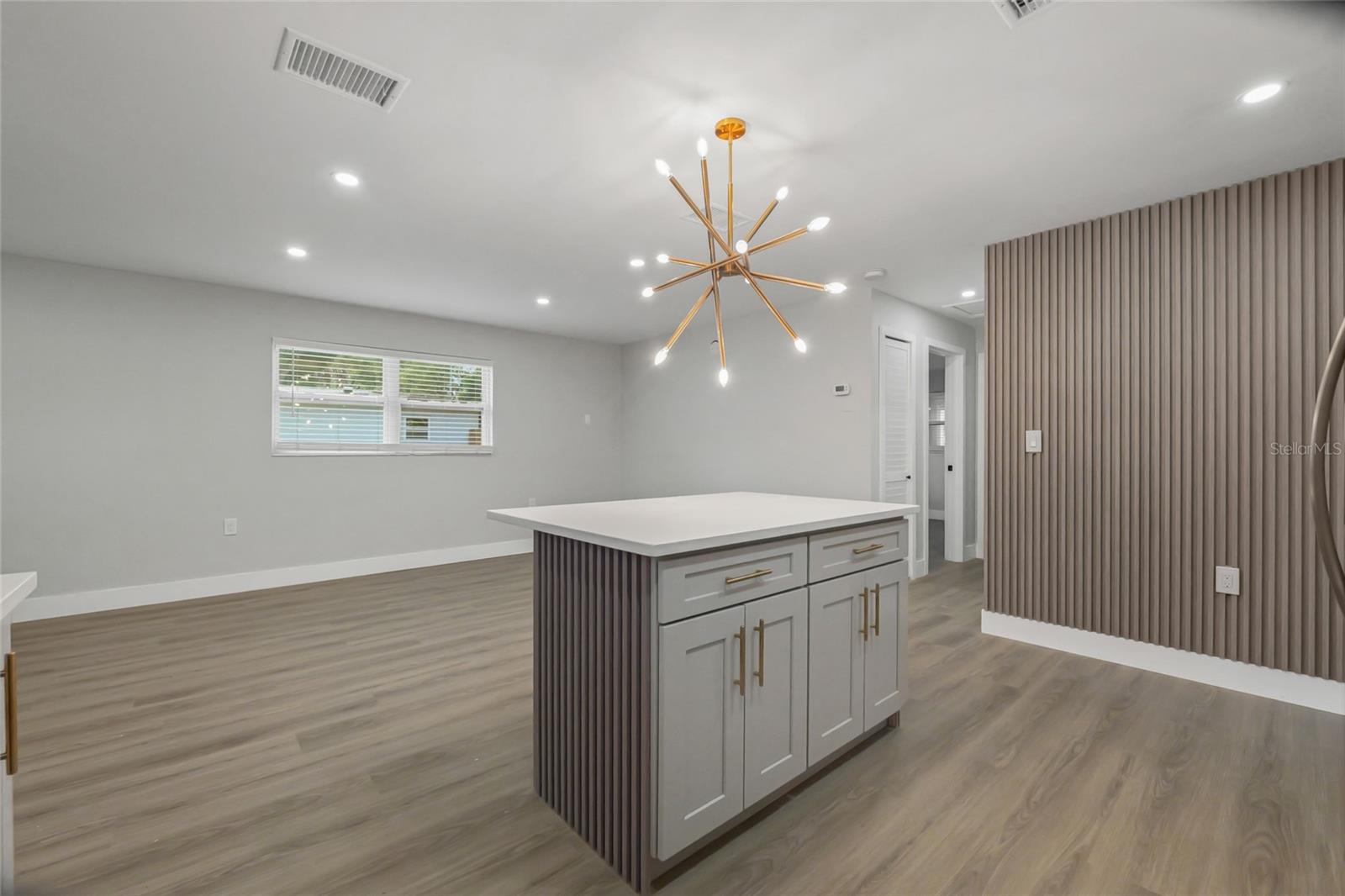 2952 Webley Dr Property Photo 14