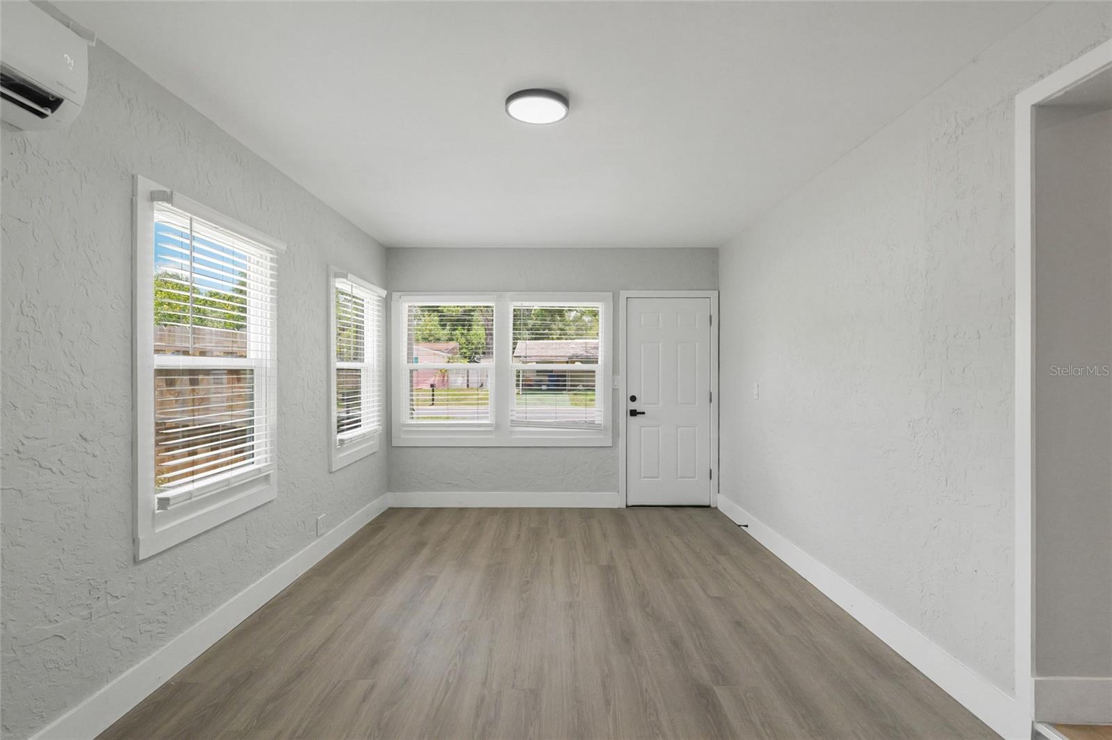 2952 Webley Dr Property Photo 17