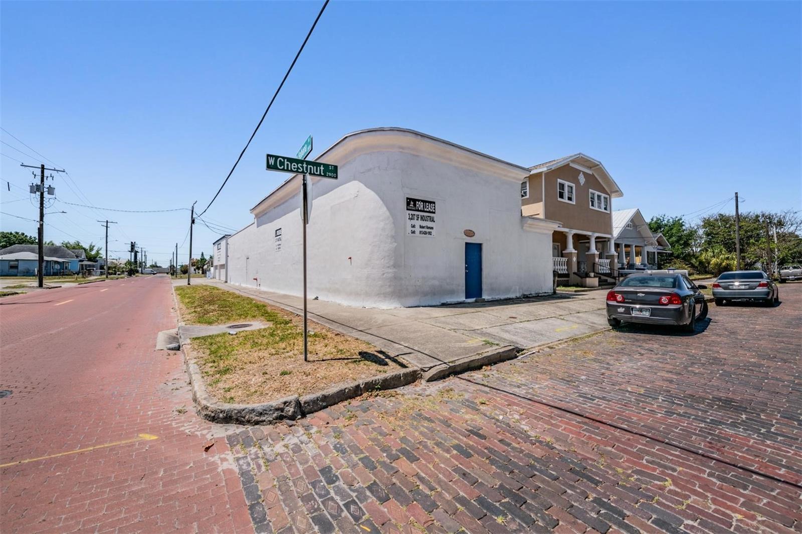 2902 W CHESTNUT ST Property Photo 1