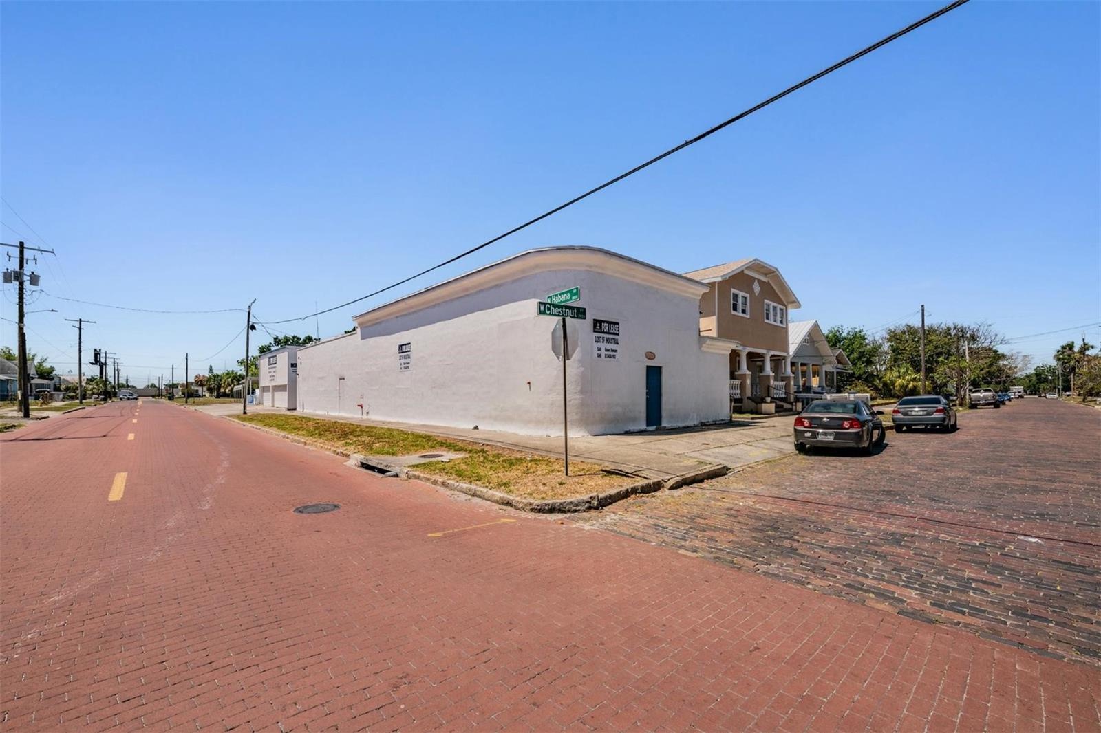 2902 W Chestnut St Property Photo 2