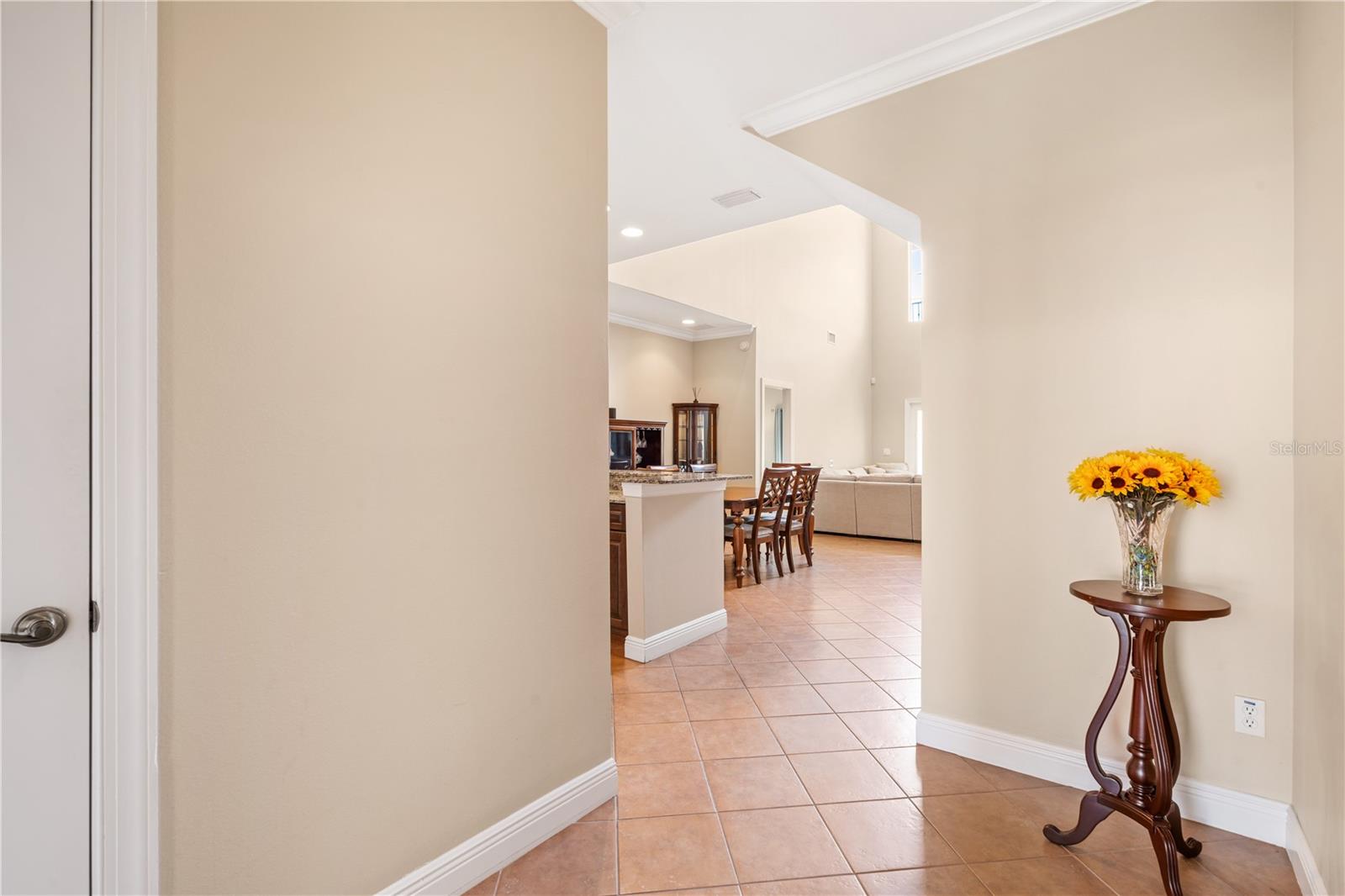 210 Valencia Cir Property Photo 6