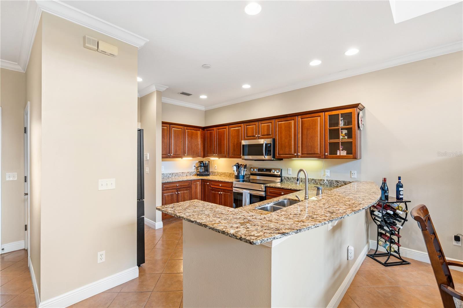 210 Valencia Cir Property Photo 8