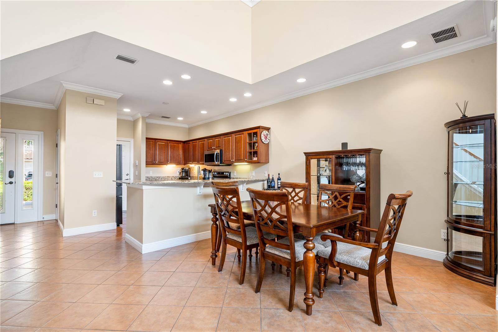 210 Valencia Cir Property Photo 11