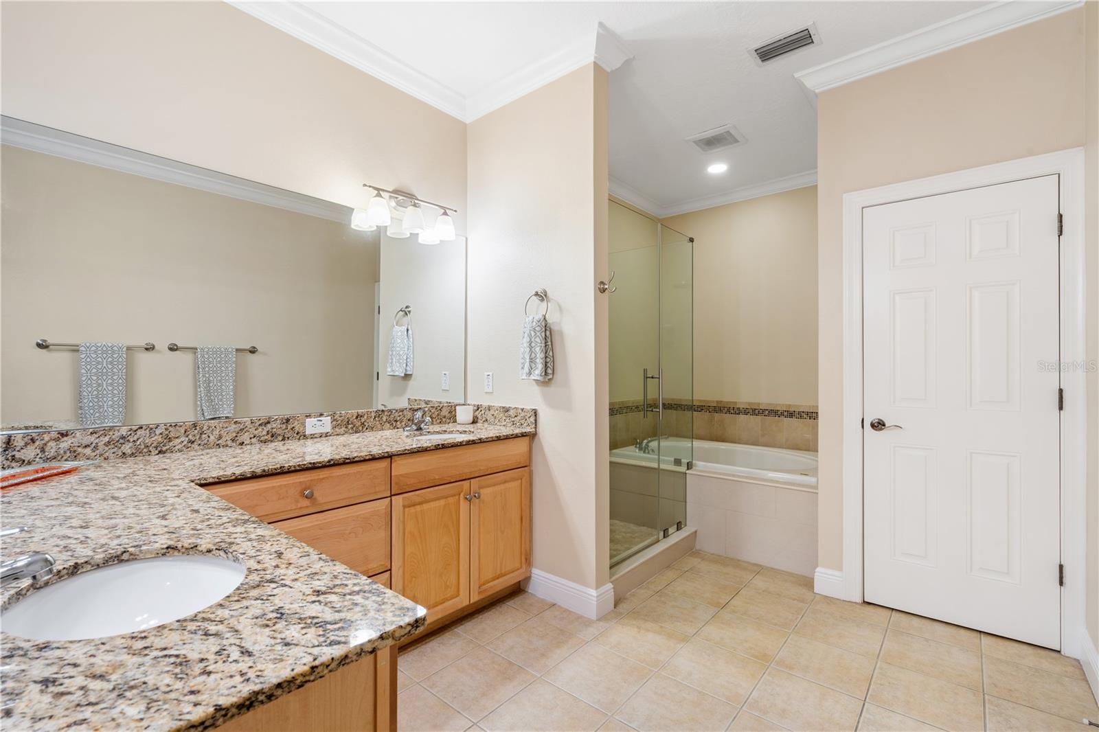 210 Valencia Cir Property Photo 20