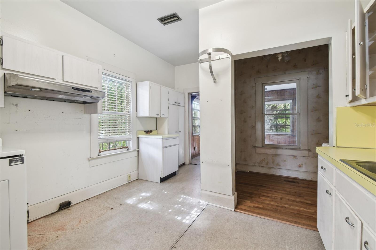 702 W Virginia Ave Property Photo 46