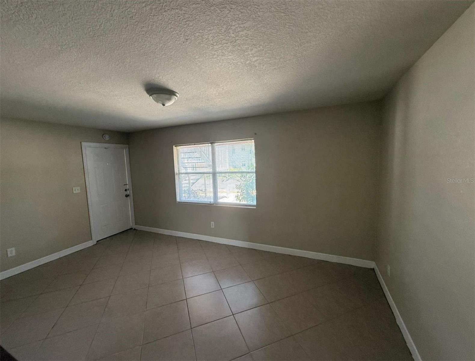 117 N Evergreen Ave #102 Property Photo 2