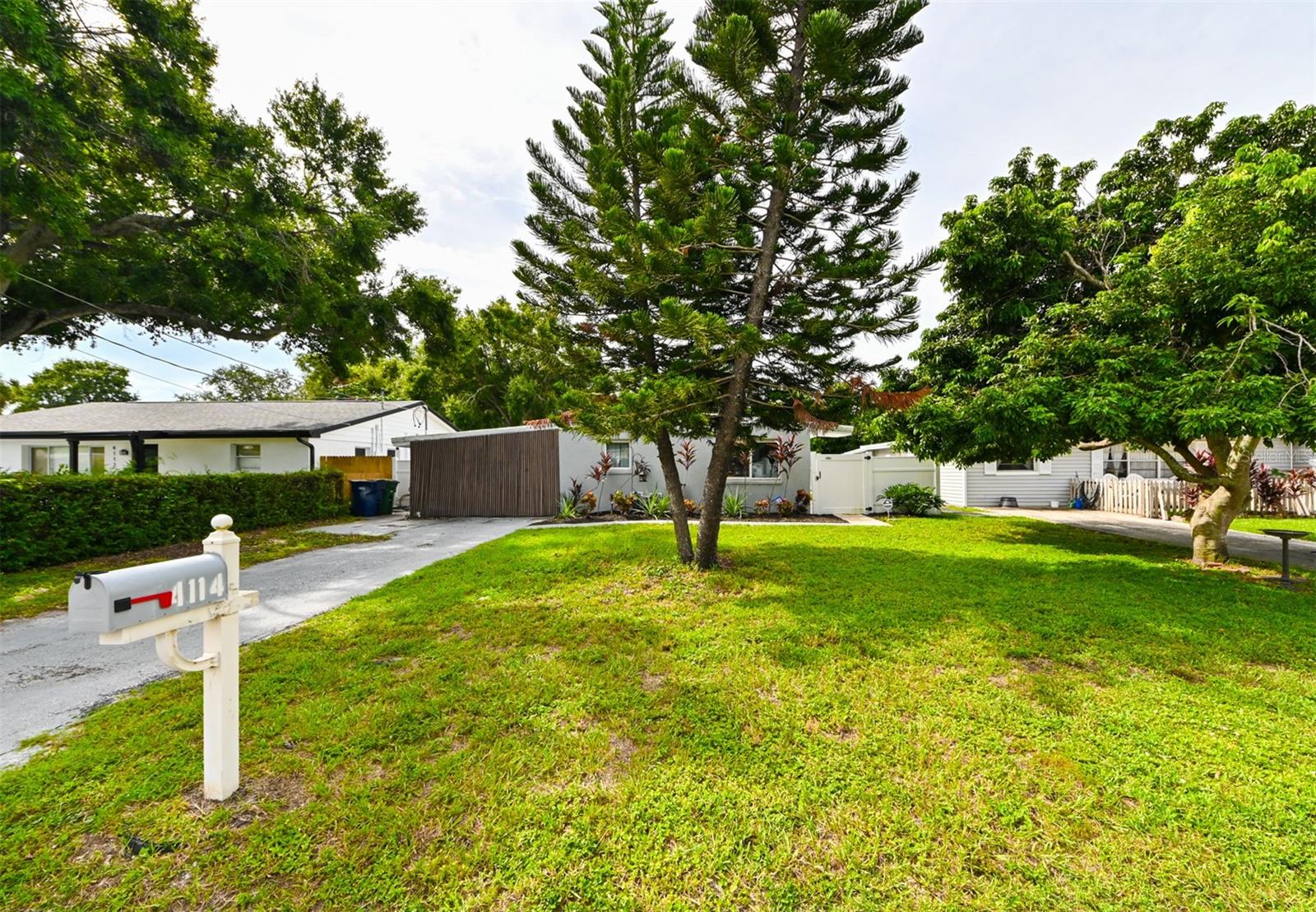 4114 W Olive St Property Photo 1