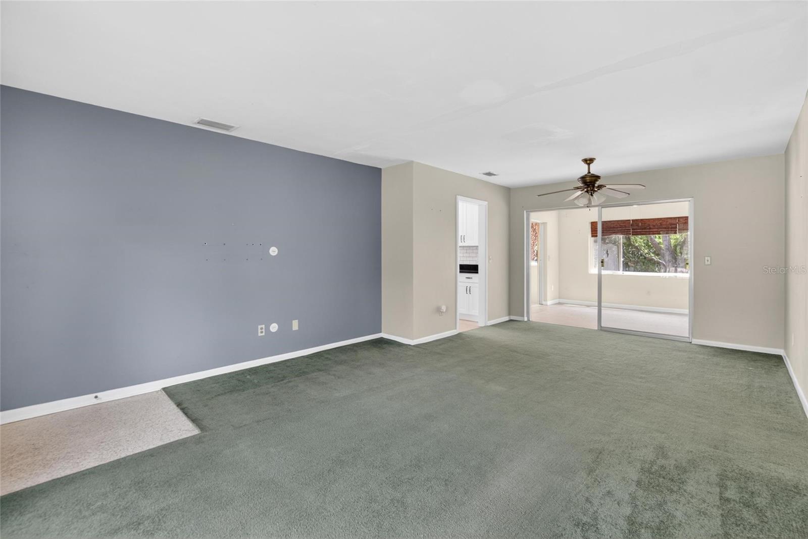 2115 Euclid Cir E Property Photo 6