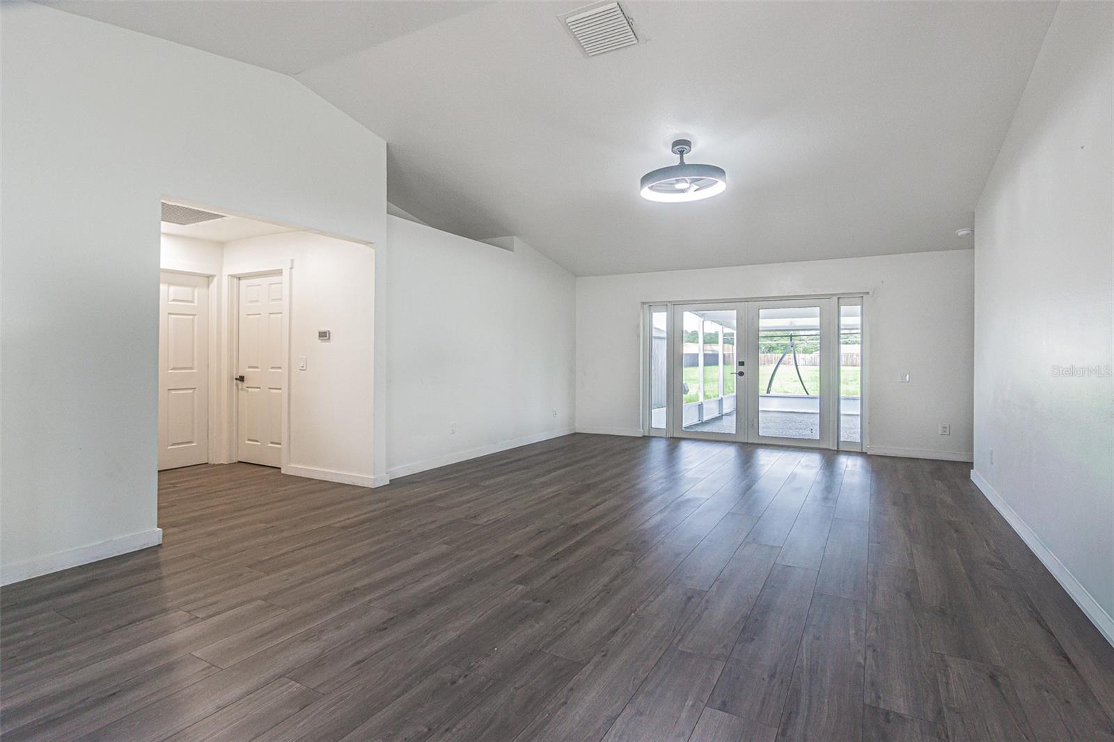 12121 Colonial Estates Ln Property Photo 23