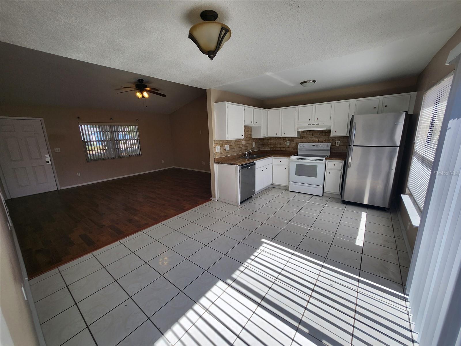 905 Old Field Dr Property Photo 4