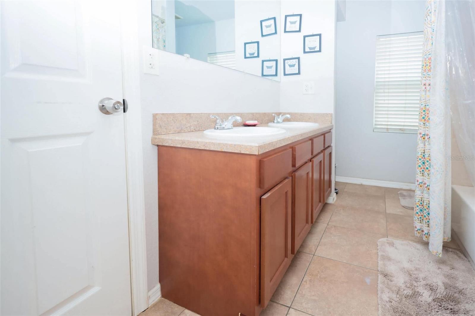 1132 Carlton St Property Photo 4