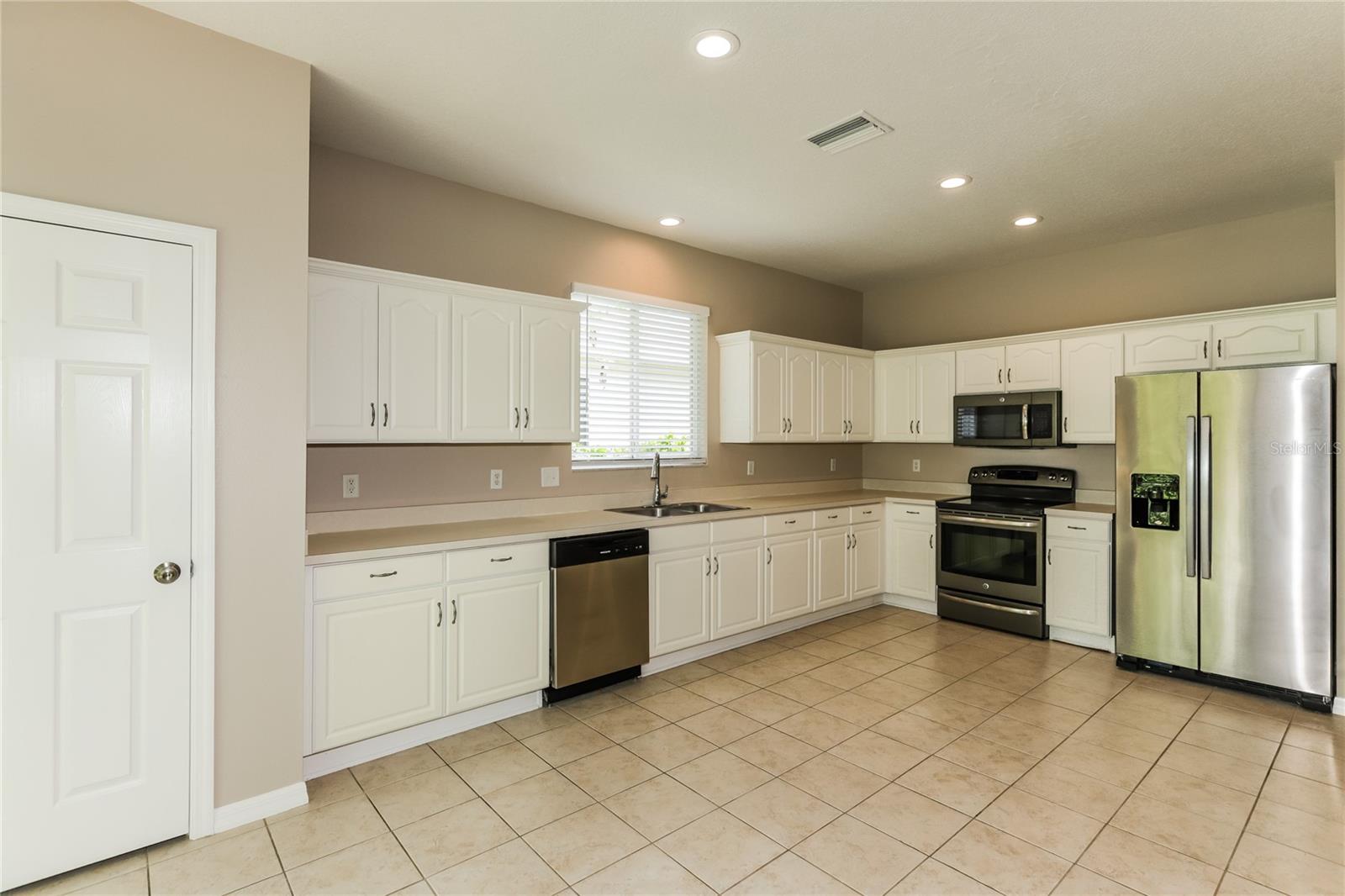 1035 Clearpointe Way Property Photo 7