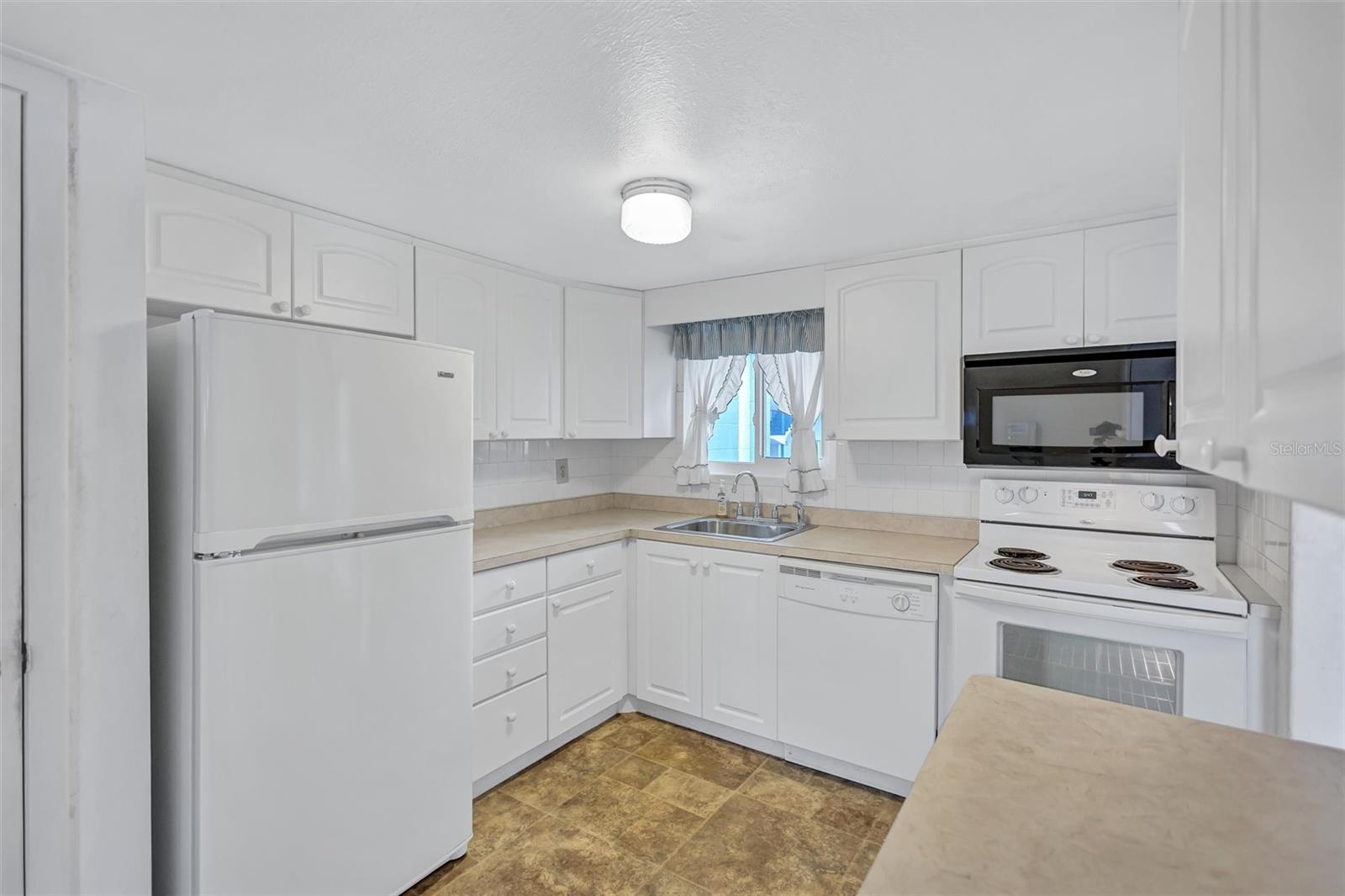 2217 Sunset Dr #e27 Property Photo 9