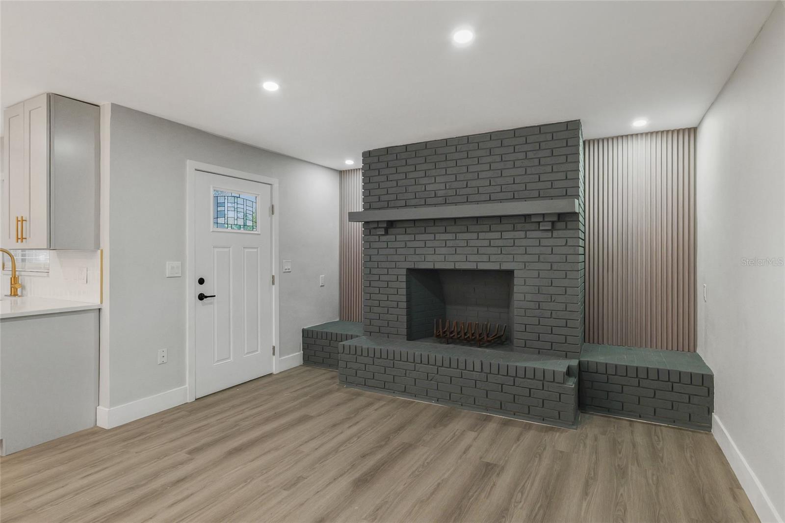 2952 Webley Dr Property Photo 8