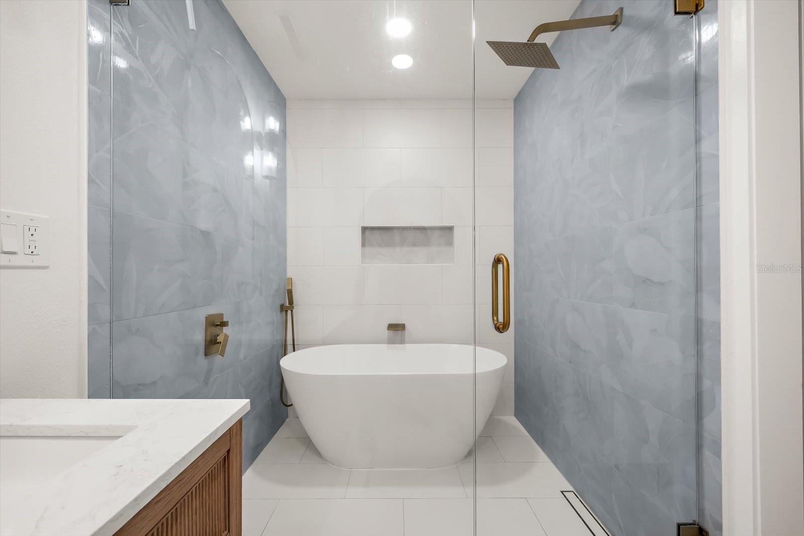 730 Bay Esplanade Property Photo 7